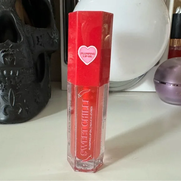Revolution Sweet Chilli Plumping Lip Oil Red Vegan & Cruelty Free - Picture 2 of 5
